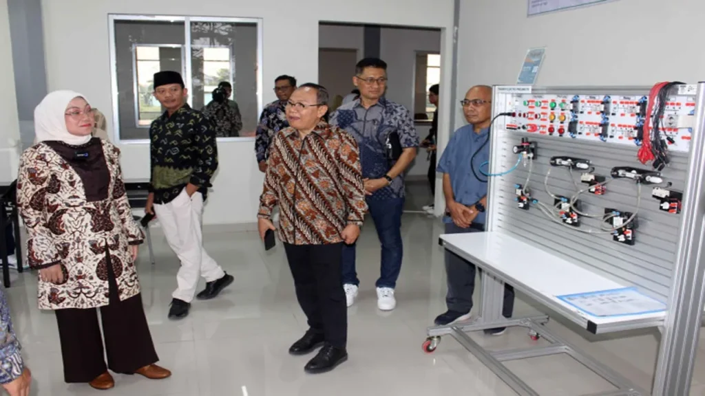 Menteri Ketenagakerjaan Apresiasi SMK Asy-Syarif Sebagai Mitra Industri Unggul